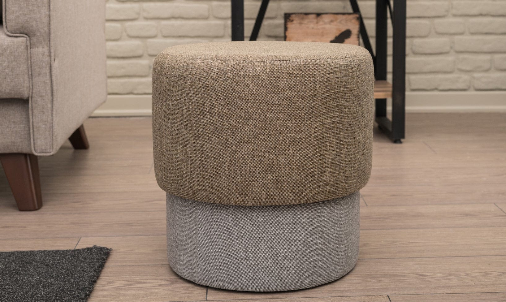 Pouf in tessuto Felix Marrone (1)