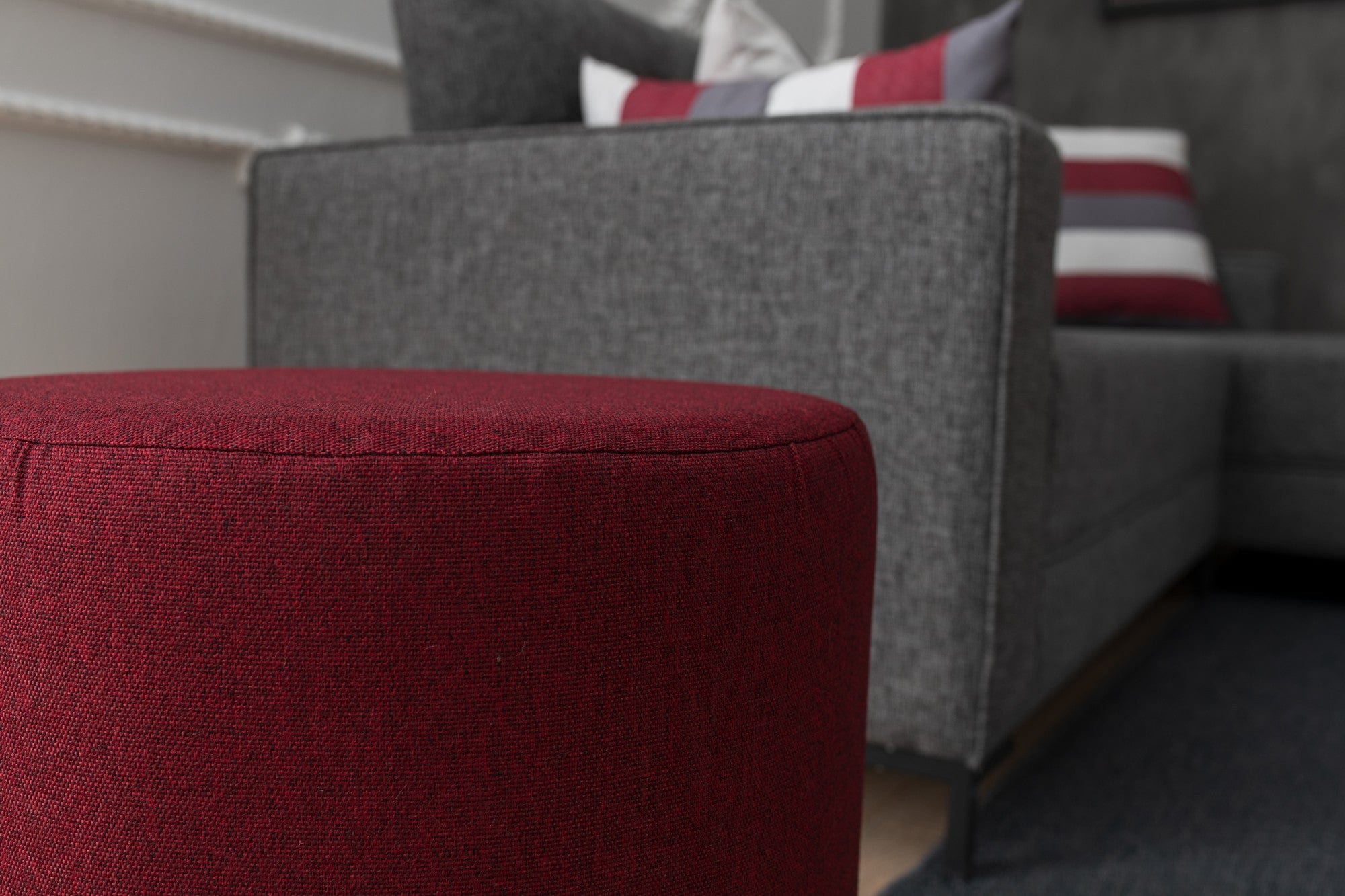 Pouf in tessuto Liza Bordeaux (3)
