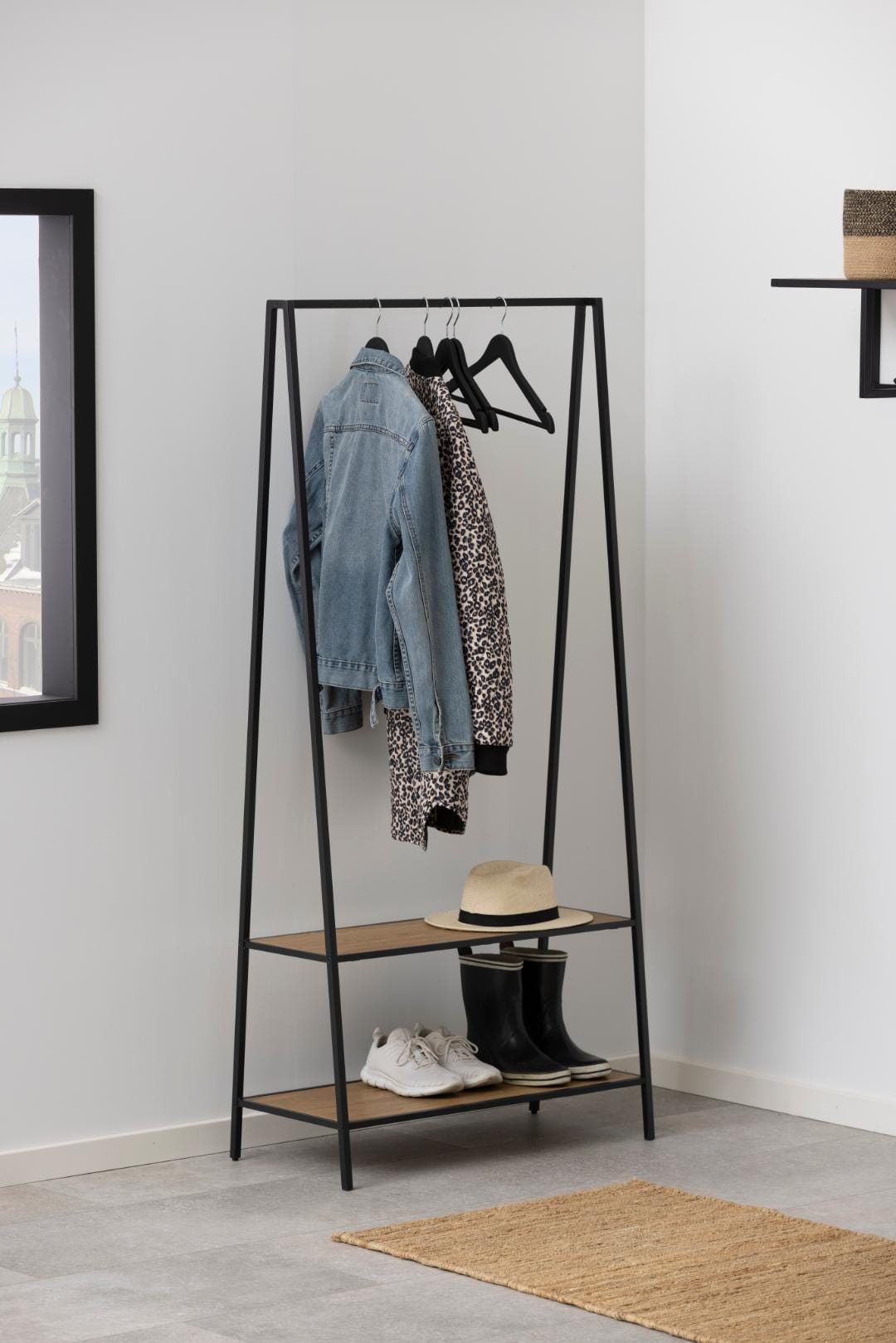 Actona Appendiabiti da terra in metallo e MDF Seaford Nero