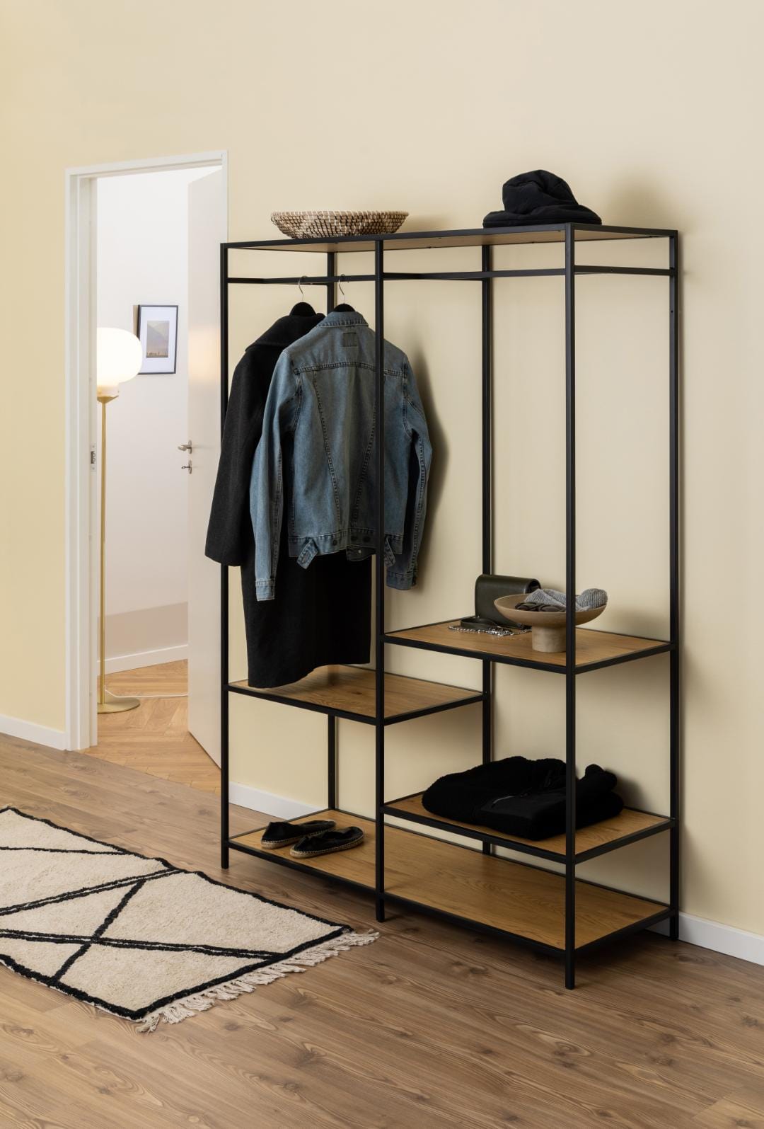 Actona Appendiabiti da terra in metallo e MDF Seaford Nero