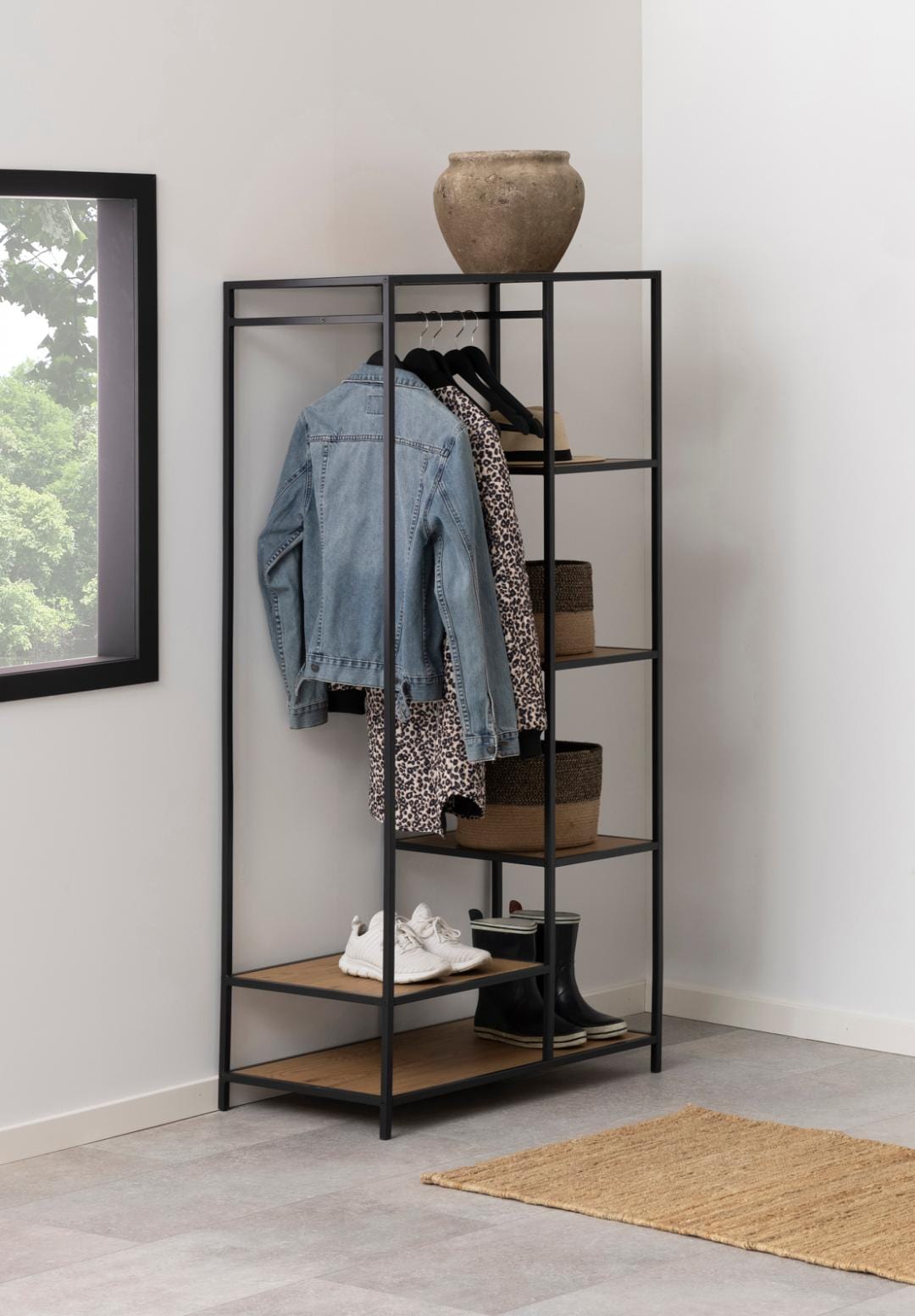 Actona Appendiabiti da terra in metallo e MDF Seaford Nero
