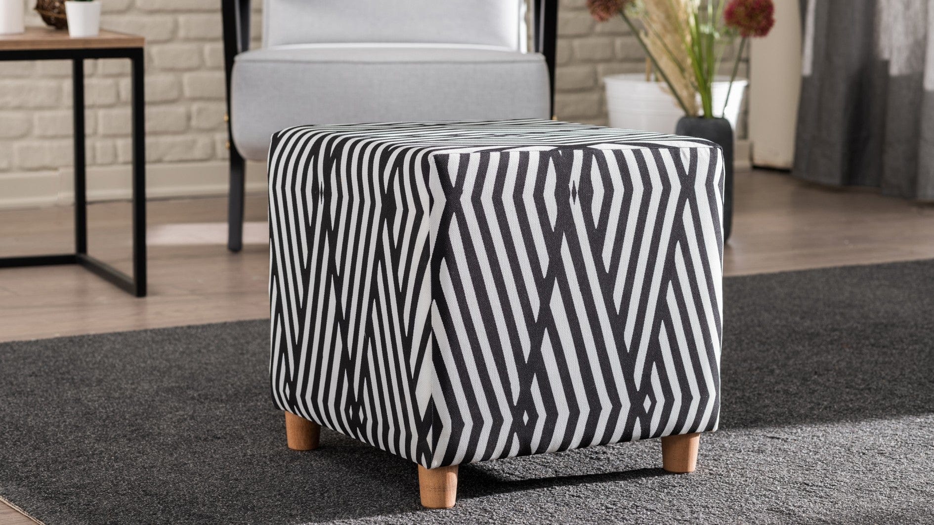 Pouf in tessuto Daisy Bianco e Nero (1)