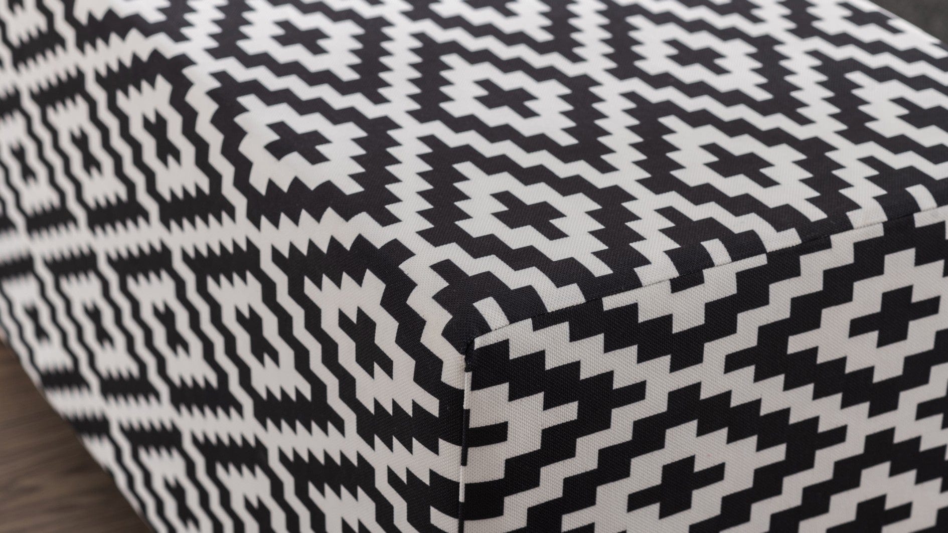 Pouf in tessuto Lotus Bianco e Nero (3)