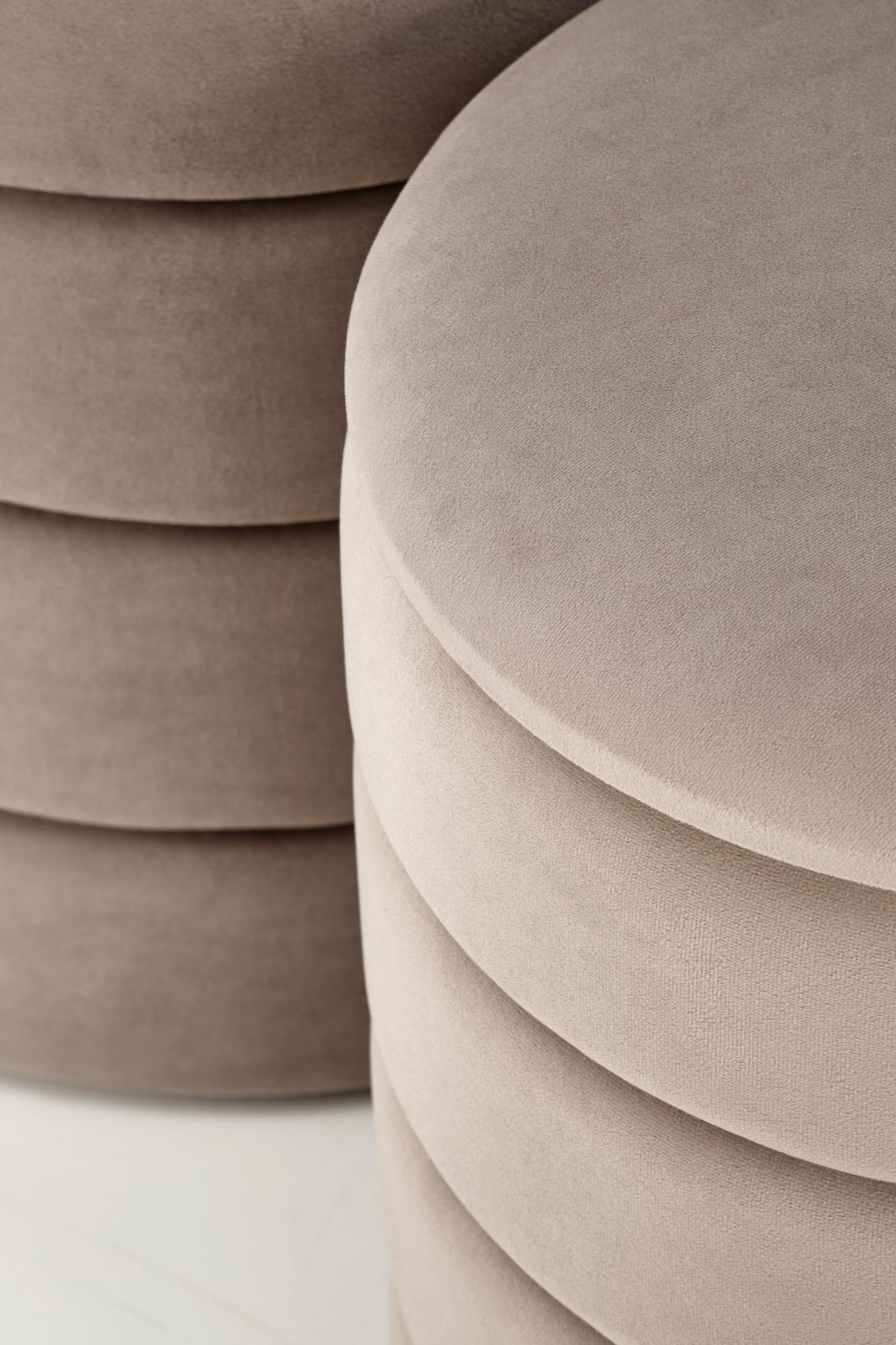 Halmar Set di 2 pouf contenitore in velluto Pacho Beige