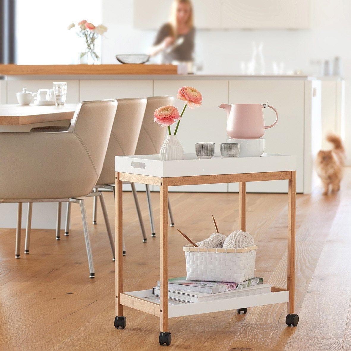 Tavolo mobile da minibar Tray, MDF di bambù bianco/naturale, L55xL34xH62 cm (2)