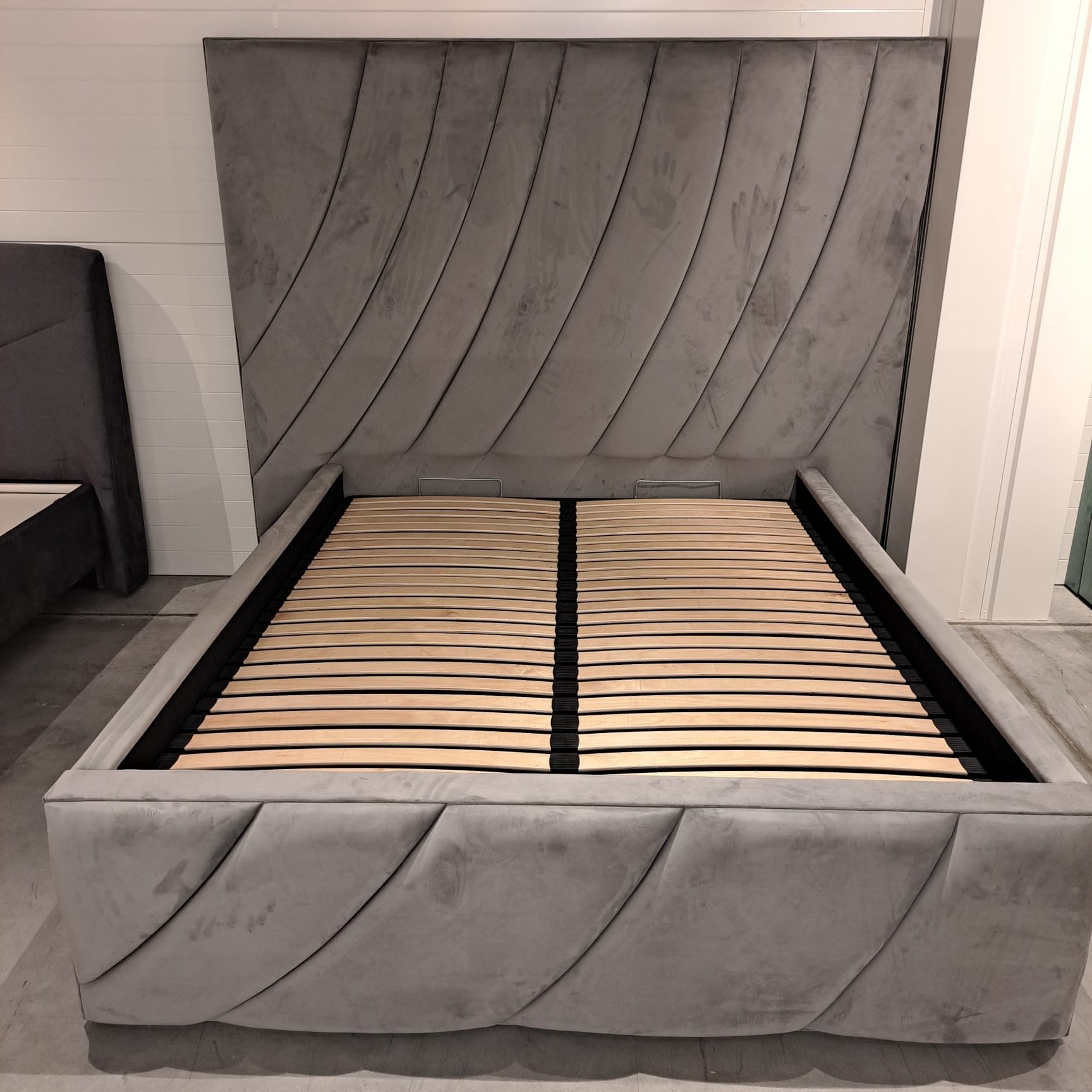 Letto matrimoniale con contenitore in velluto Belleza Grigio