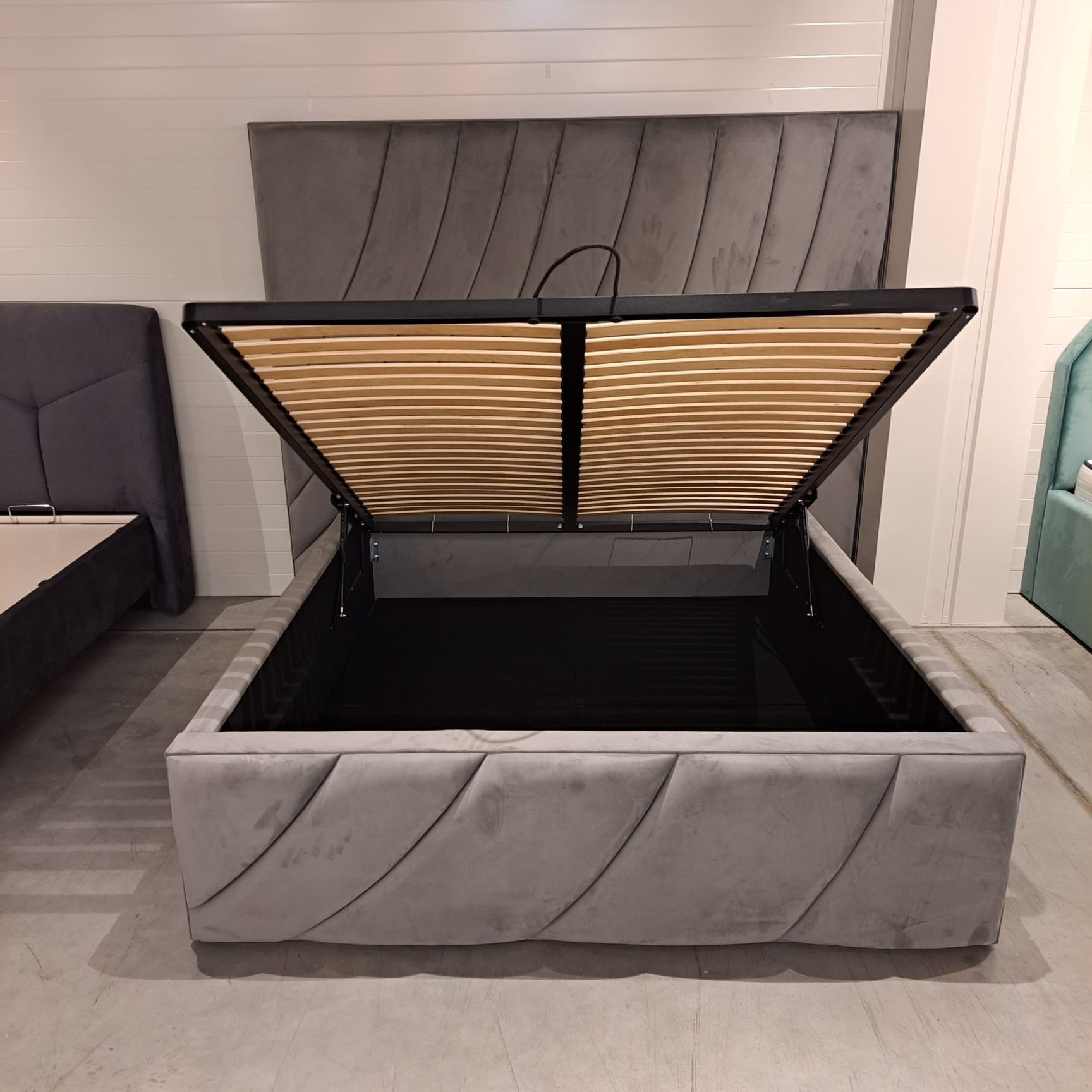 Letto matrimoniale con contenitore in velluto Belleza Grigio (1)