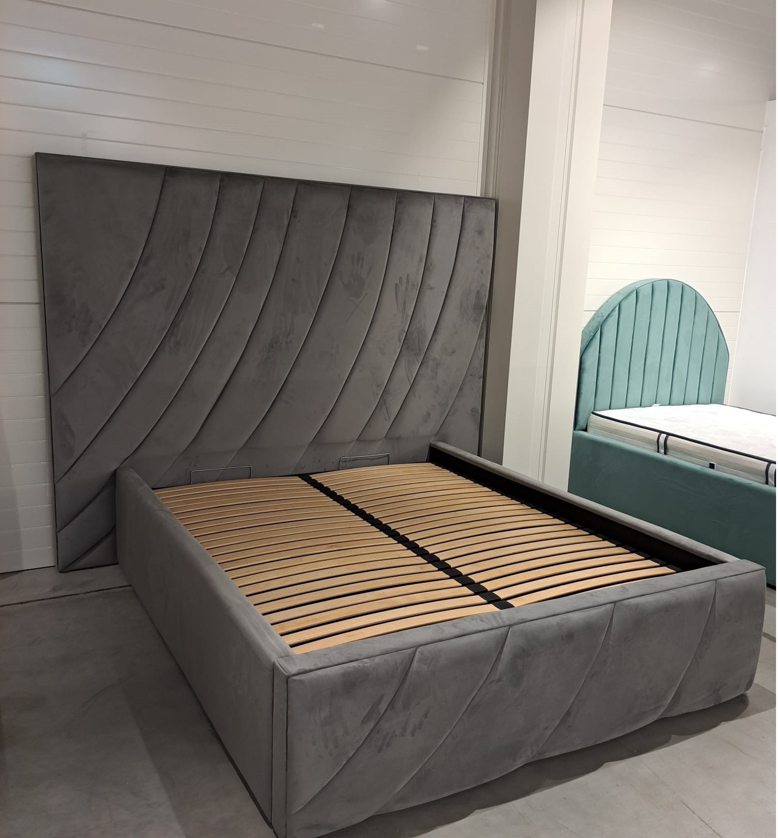 Letto matrimoniale con contenitore in velluto Belleza Grigio (2)